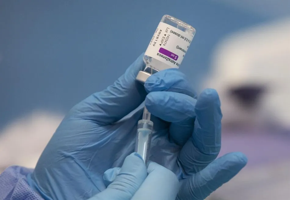 Una profesional sanitaria sostiene una jeringuilla con un vial de la vacuna contra la COVID-19 de AstraZeneca - María José López - Europa Press