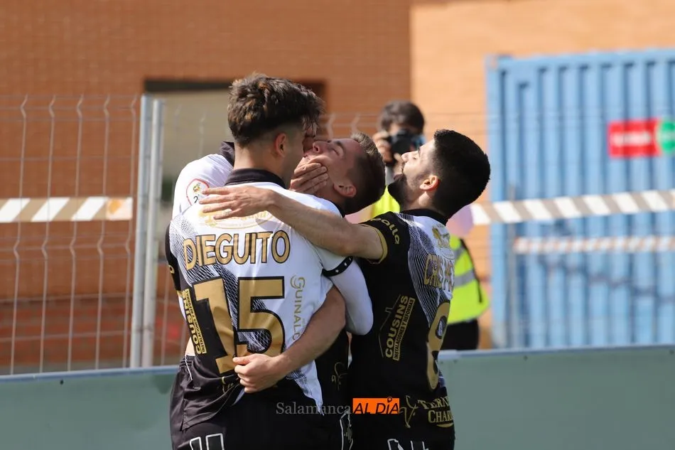 Unionistas celebra el gol de Íñigo