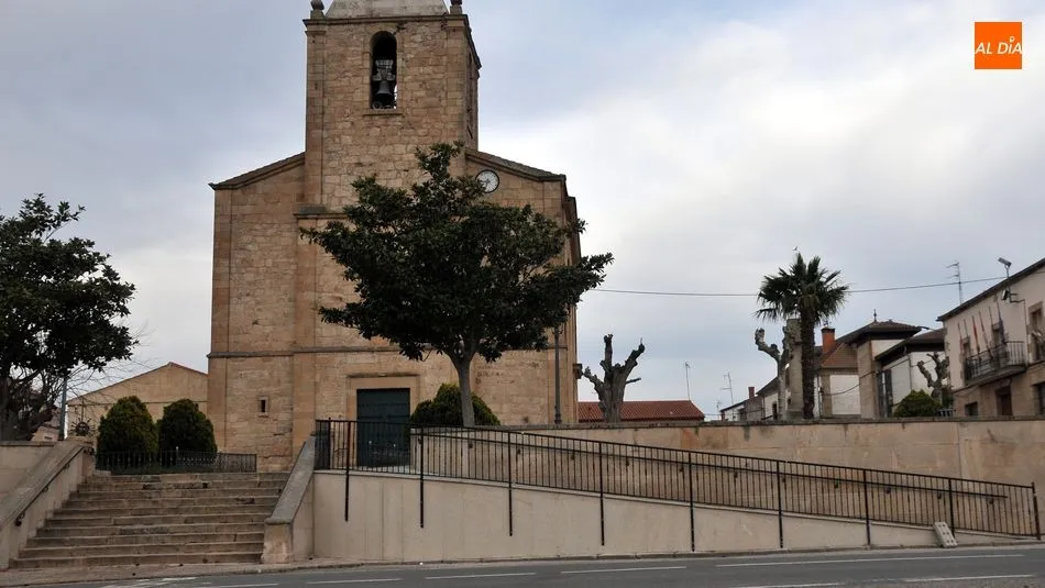La nueva rampa facilita el acceso a la plaza donde está ubicada la iglesia / E. Corredera