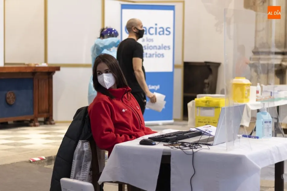 Vacunación de profesores en la Capilla del Colegio Fonseca. Foto de archivo