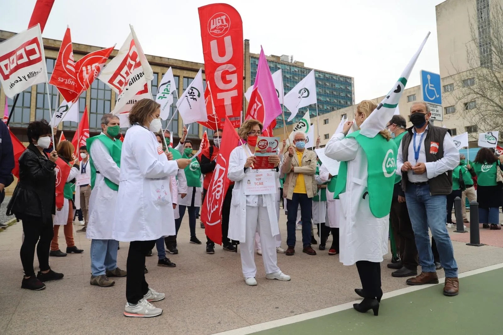 Concentración reivindicativa de CSIF, CCOO y UGT frente al Hospital Clínico. Foto de Lydia González
