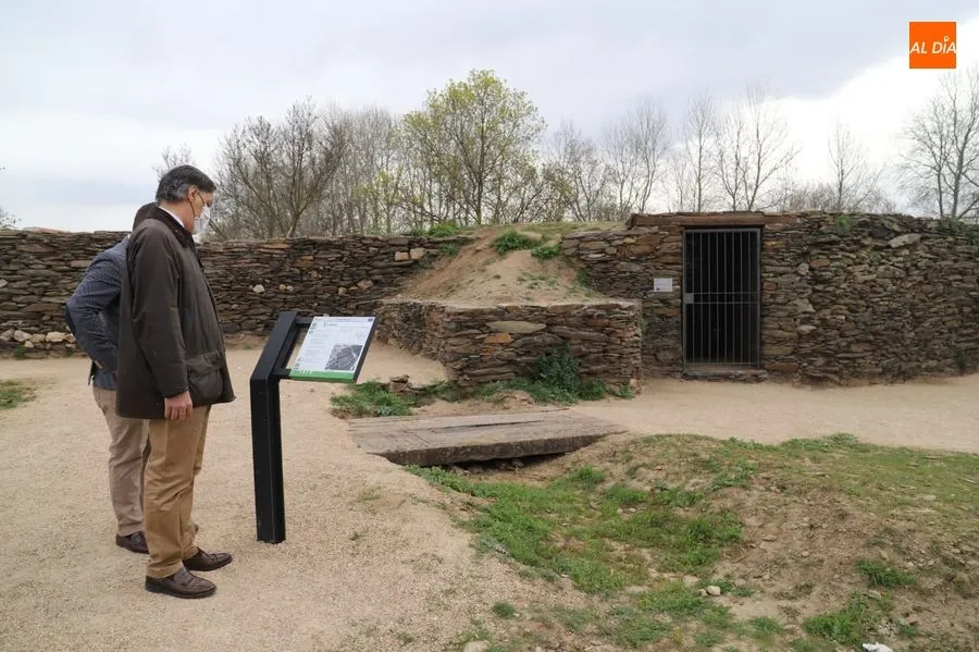 Visita del alcalde, Carlos García Carbayo, a la noria de sangre recuperada en Huerta Otea. Foto de Lydia González