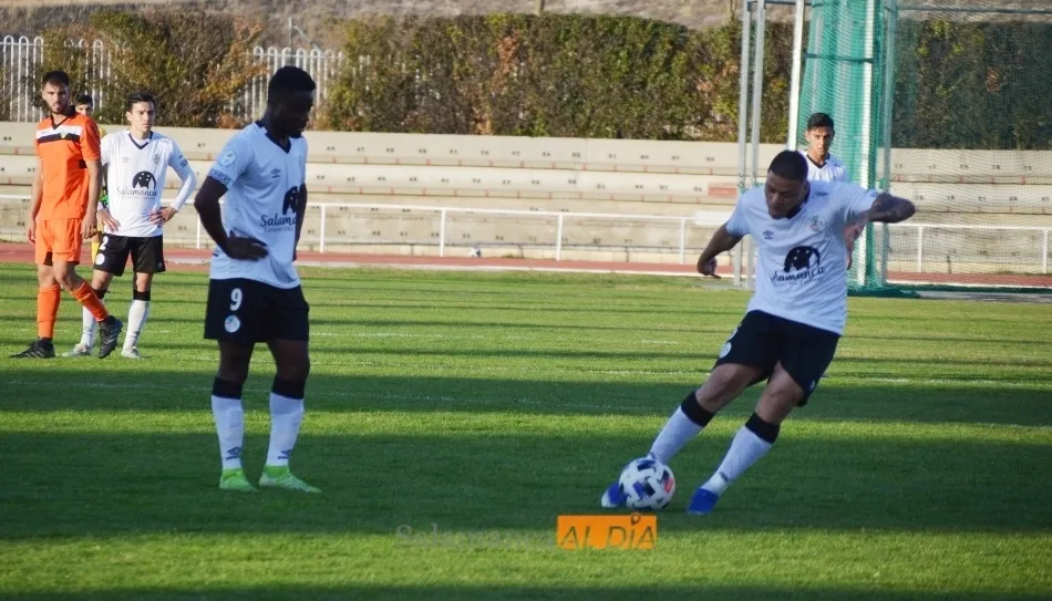Jorge Pedra, a la derecha, en un partido con el filial del Salamanca UDS