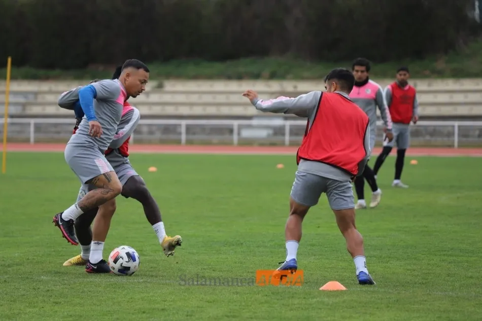 Juancho López, con el balón en su poder / Lydia González