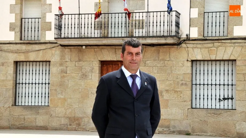 Manuel Alonso ante la fachada del ayuntamiento de La Fregeneda / E. Corredera