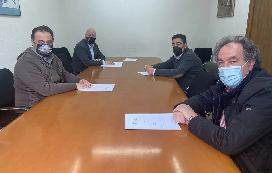 Asistentes a la reunión mantenida este lunes con el Ayuntamiento