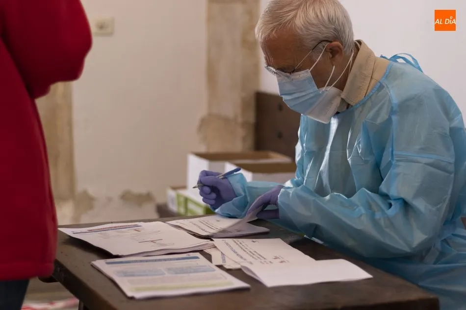 Sanitario en la vacunación de profesores realizada en el Colegio Fonseca. Foto de archivo