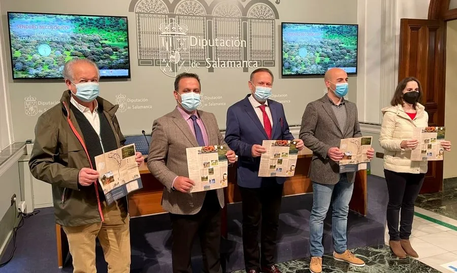 Presentación del sendero micológico Tamames –Aldeanueva de la Sierra, con los diputados de Medio Ambiente y Turismo, Román Hernández y Javier García Hidalgo, y los alcaldes de Tamames, Alfonso Valle, y Aldeanueva de la Sierra, José Antonio Montero