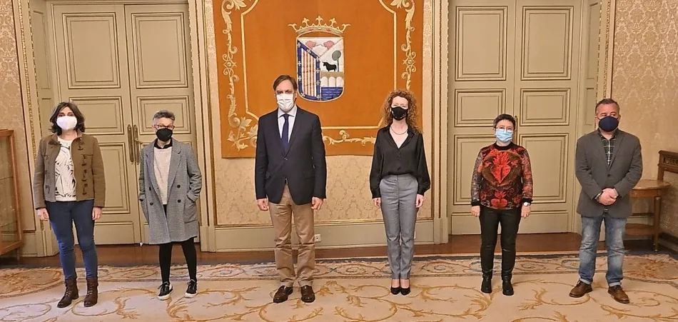 El alcalde de Salamanca, Carlos García Carbayo, y la concejala de Familia e Igualdad de Oportunidades, Ana Suárez, junto a los integrantes de Adesocial