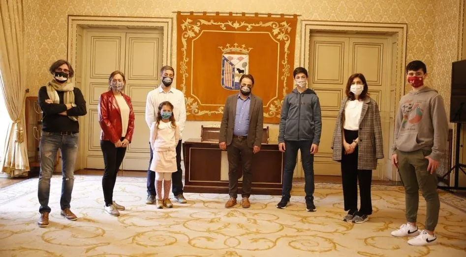 Fernado Castaño, concejal de Turismo, con los primeros turistas que han aprovechado esta campaña