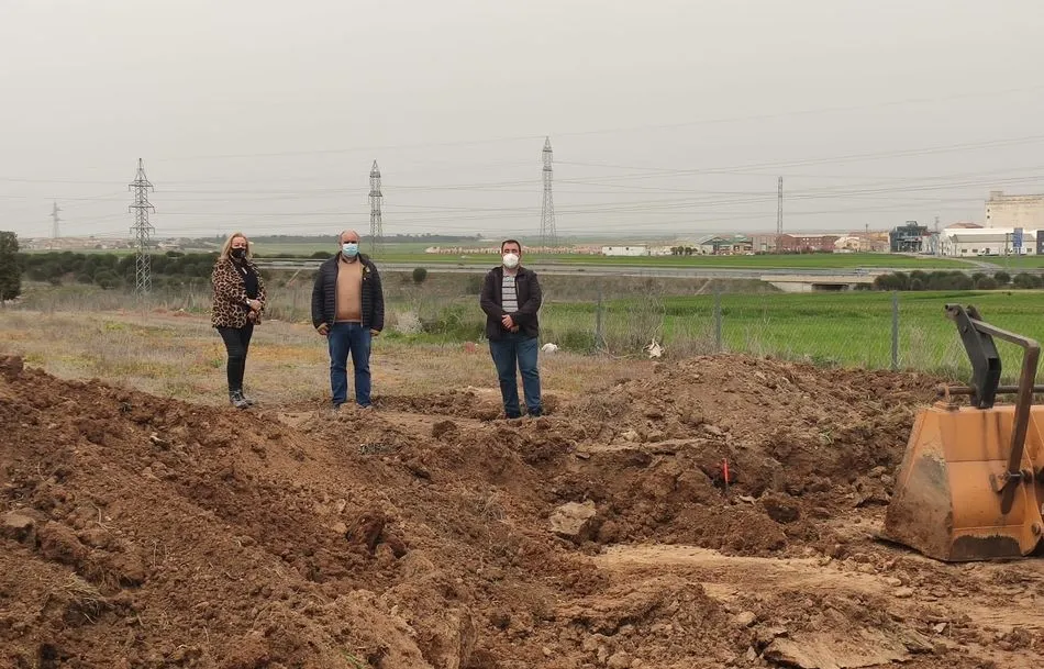 De izq. a dcha., Ángeles Giménez, concejala de Cultura y Educación; José Ventura, alcalde; y Antonio Cabezas, concejal de Obras y Medioambiente.