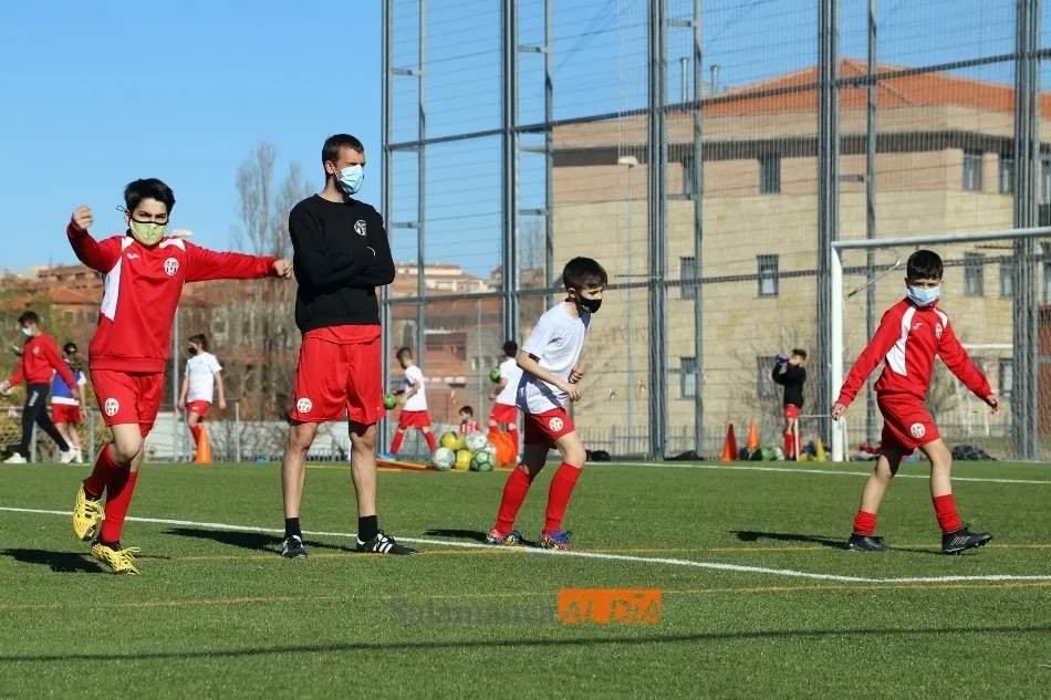 El alevín del Pizarrales, en un entrenamiento dirigido por el técnico Aitor López Martín / Lydia González