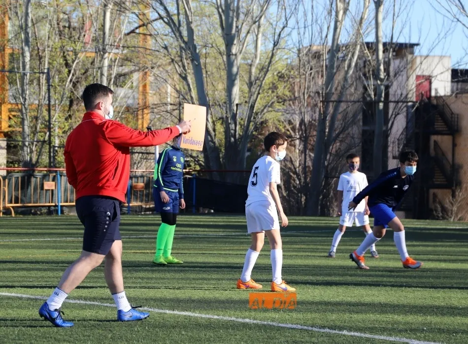 El técnico Víctor Sánchez, durante el entrenamiento del Alevín A del Hergar / Lydia González