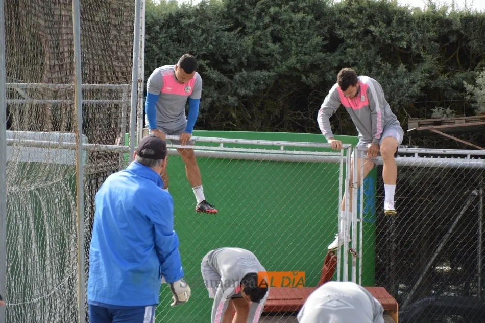 Juancho López y Uxío da Pena saltan al Anexo por la verja / Carlos Cuervo