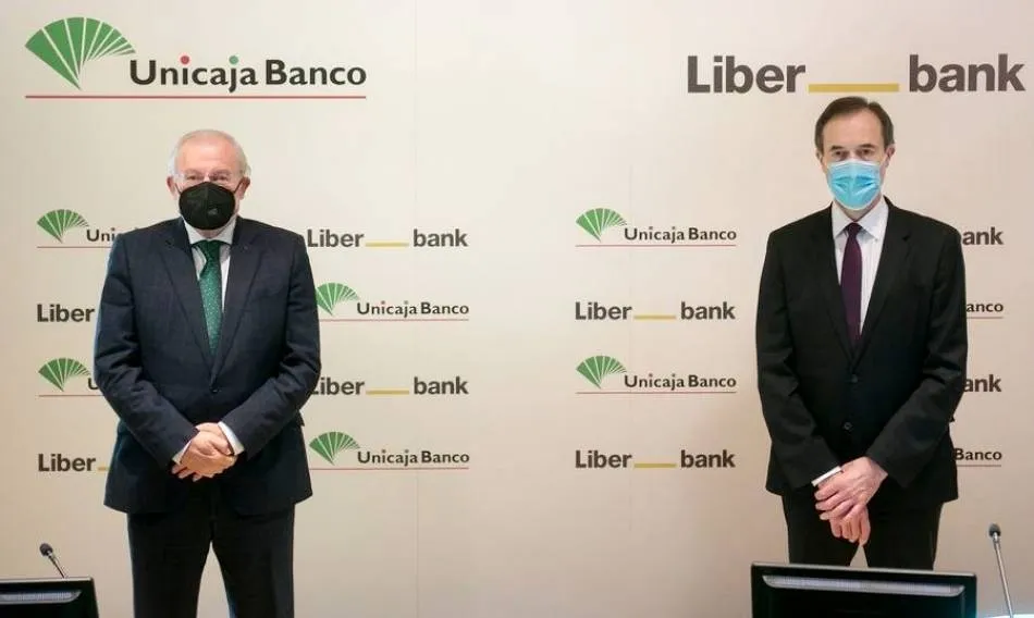 Presentación del proyecto de fusión de ambas entidades, en Málaga, con Manuel Azuaga, presidente de Unicaja Banco, y Manuel Menéndez, consejero delegado de Liberbank