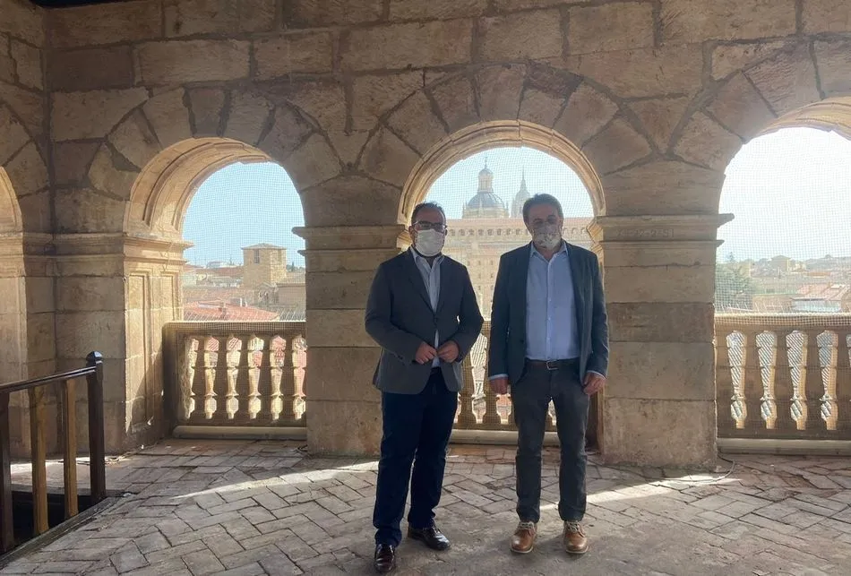 Los concejales de Turismo, Fernando Castaño, y de Fomento y Patrimonio, Daniel Llanos, en el torreón del Palacio de Monterrey