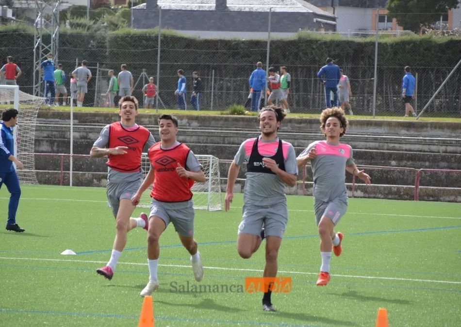 Willy, del Salamanca UDS B, gana en un sprint a varios compañeros