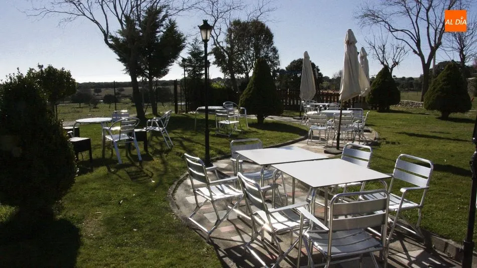 Casa Conrado ofrece en su jardín una amplia terraza exterior que se suma a sus comedores interiores / Miguel Corral