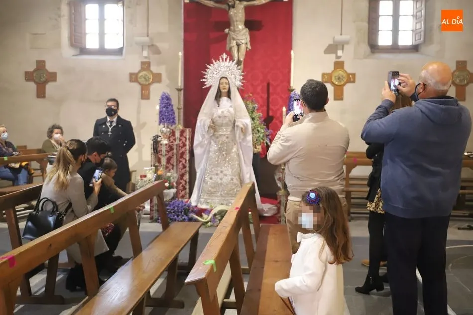 Algunos fieles fotografían las imágenes en la Iglesia del Arrabal - Lydia González