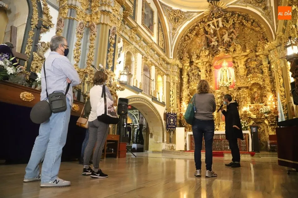 Un grupo de visitantes atienda las explicaciones del guía en la Iglesia de la Vera Cruz - Lydia González
