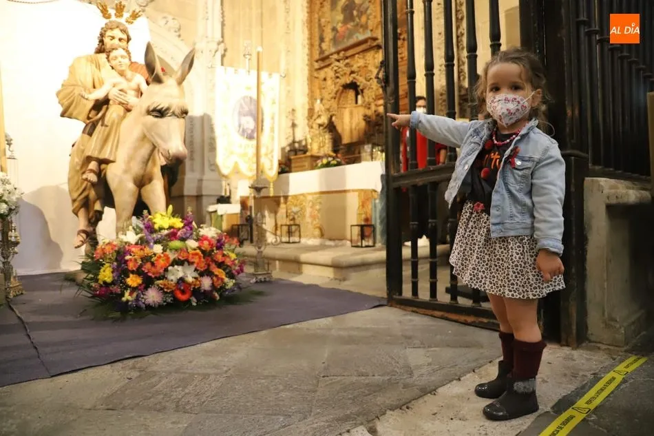 Una niña señala una imagen religiosa en Salamanca - Lydia González