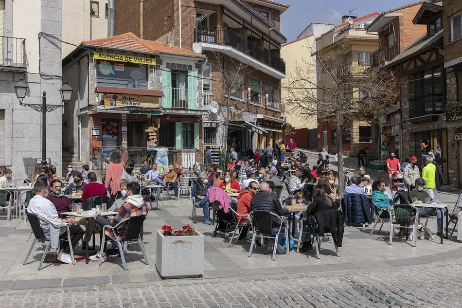 Una terraza llena de gente durante el primer día del puente de Semana Santa, en Cercedilla, Madrid - Rafael Bastante - Europa Press