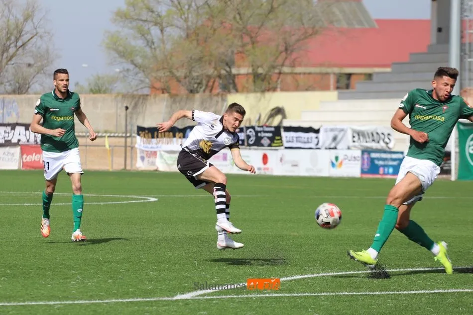 Íñigo Muñoz realiza un disparo potente