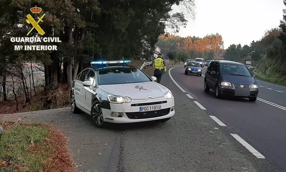 Una conductora cuadruplica la tasa de alcohol y pide ayuda a la Guardia Civil para regresar a su...