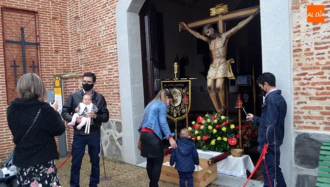 La Ermita del Humilladero recuperaba este año la tradicional ofrenda de las velas al Cristo