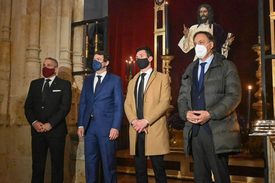 El presidente de la Junta, Alfonso Fernández Mañueco, durante el Viernes Santo en Salamanca - JCyL