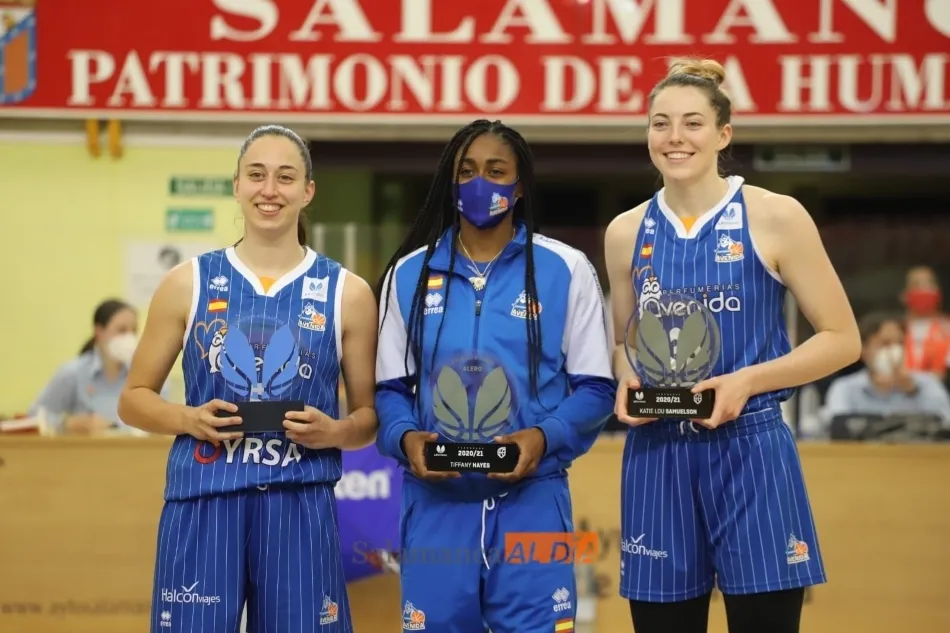 Cazorla, Hayes y Katie Lou, con sus premios / Lydia González