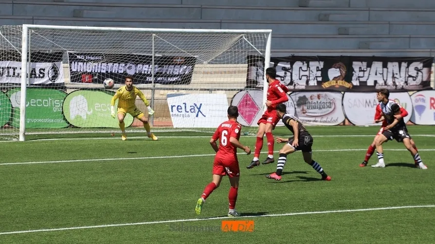 Un momento del partido entre Unionistas y la Cultural Leonesa / Lydia González