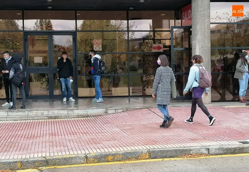 Hasta ahora, la normativa permite a los fumadores quitarse la mascarilla para consumir tabaco