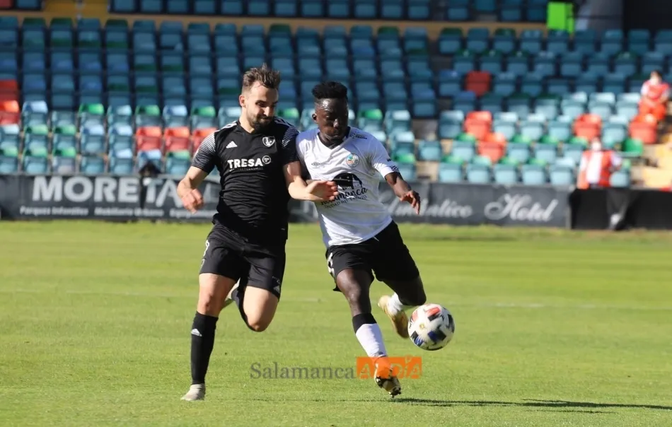 Ernest pelea por un balón con un rival