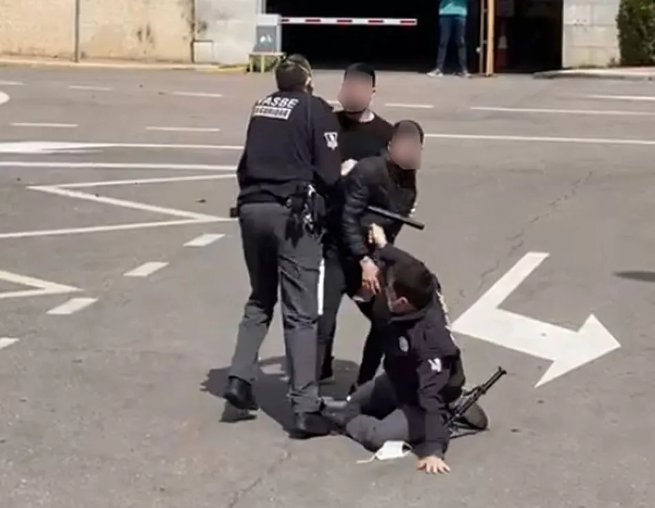 Dos jóvenes se enfrentan a la seguridad del Hospital en una tensa pelea: ¡Que te quito la...