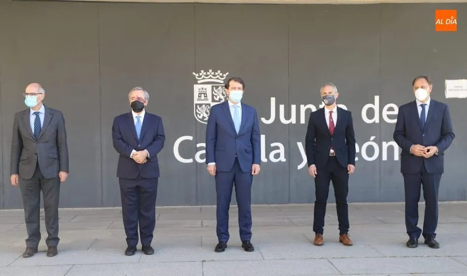 Alfonso Fernández Mañueco, presidente de la Junta, en el centro, junto a Javier Iglesias, Mariano Barbacid, Ricardo Rivero y Carlos García Carbayo. Foto de Lydia González