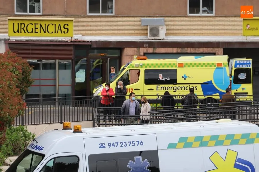 Ambulancias junto al Hospital Clínico Universitario. Foto de archivo