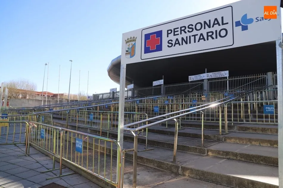 Entrada del Multiusos, preparado para la vacunación masiva. Foto de Lydia González