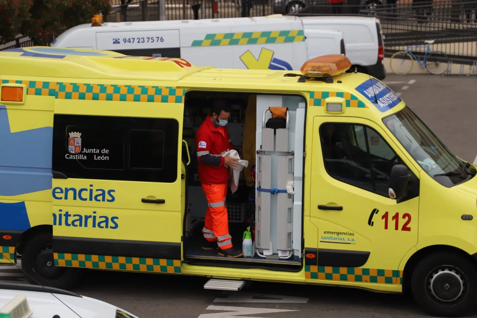 Sanitario junto al Hospital Clínico Universitario. Foto de archivo