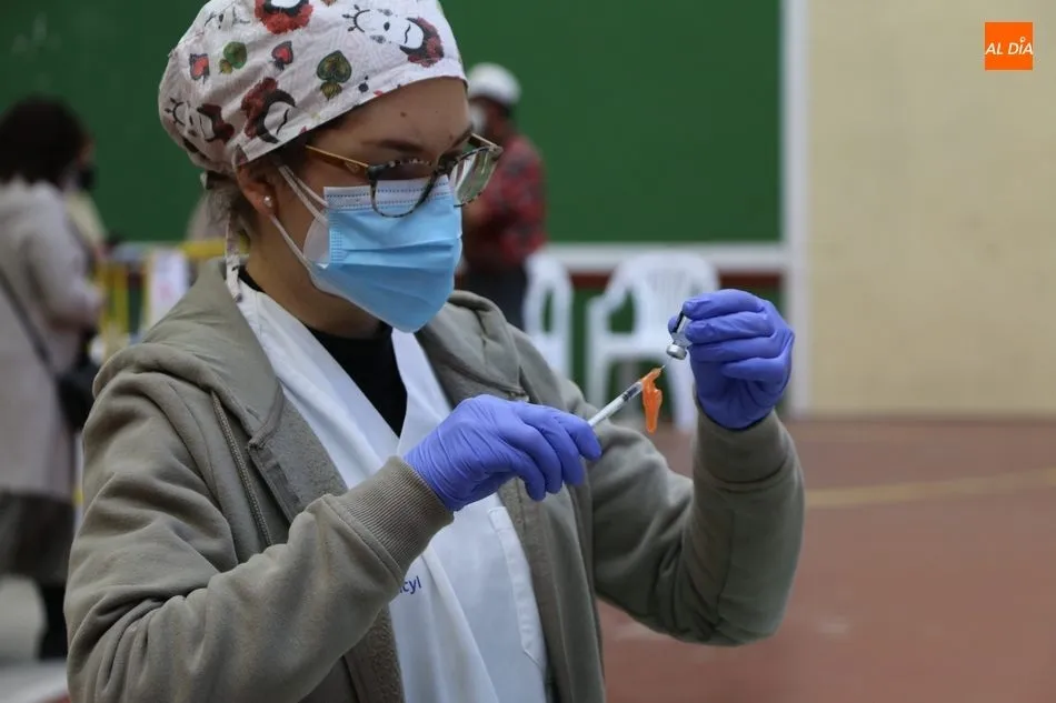 Foto de archivo de una enfermera en una de las vacunaciones masivas de Vitigudino