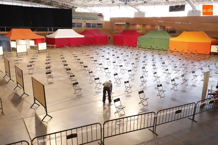 Interior del Multiusos Sánchez Paraíso, preparado para la vacunación masiva. Foto de Guillermo García