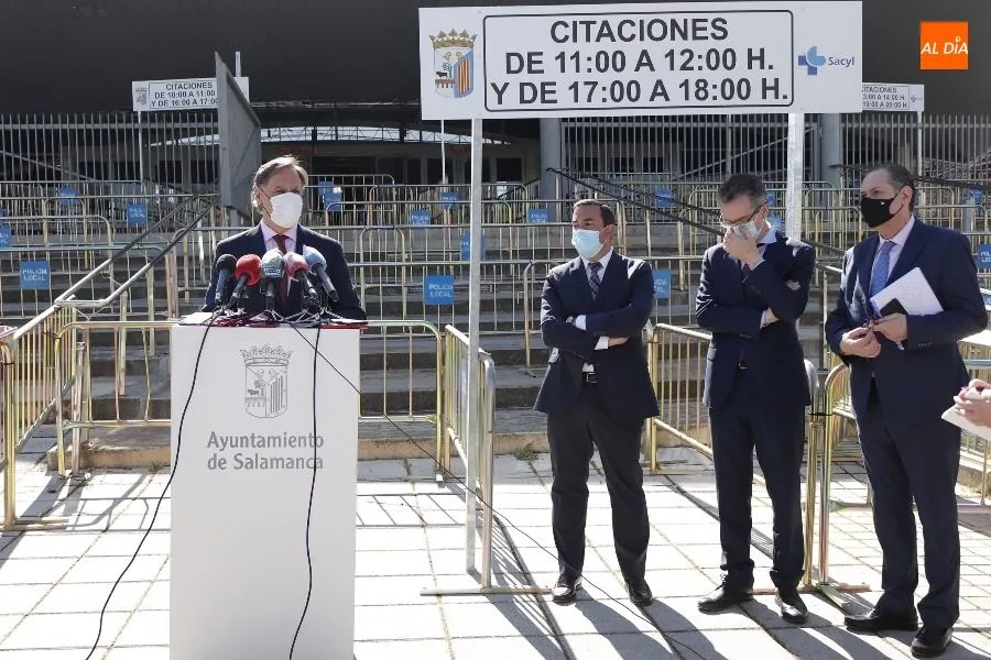 El delegado territorial de la Junta en Salamanca, Eloy Ruiz, y el alcalde de Salamanca, Carlos García Carbayo, acompañados por el gerente de Atención Primaria, Luis Javier González, en su visita al Multiusos. Foto de Guillermo García