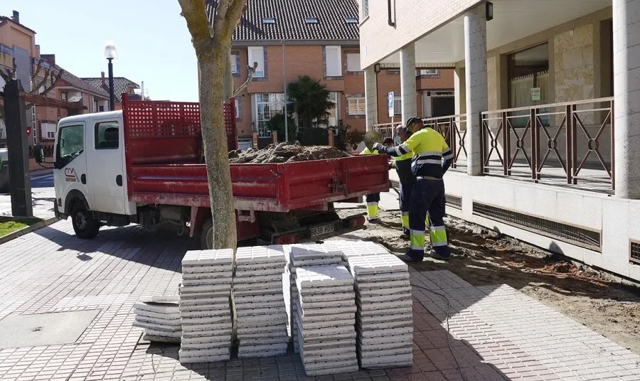 Operarios del nuevo servicio de mantenimiento de viales y reparación de averías de Carbajosa de la Sagrada