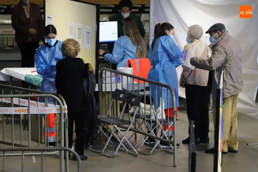 Primera jornada de la vacunación masiva en el Multiusos Sánchez Paraíso. Foto de Lydia González