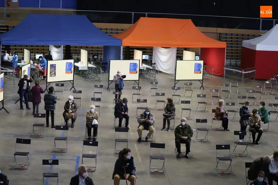 Mayores salmantinos que acudían al Multiusos a esta prueba piloto de la vacunación masiva. Foto de Lydia González