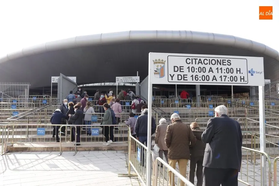 Colas en el acceso al Multiusos con motivo de esta vacunación masiva. Foto de Guillermo García