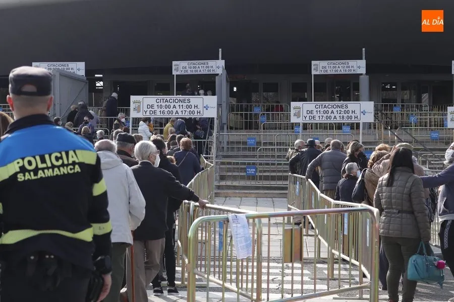 Colas en una de las vacunaciones masivas en el Multiusos