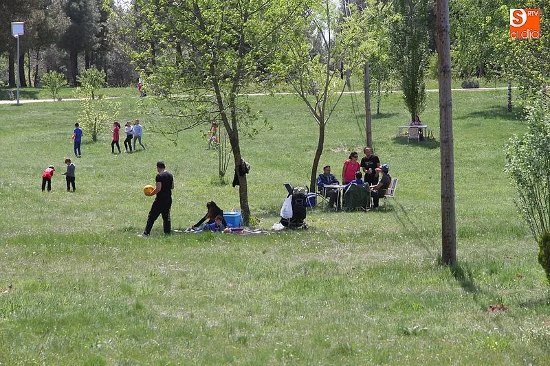 Este año no se verá esta imagen de vecinos disfrutando del lunes de aguas en La Dehesa de Guijuelo - Archivo