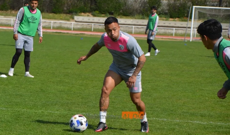 Juancho López mira hacia portería / Carlos Cuervo