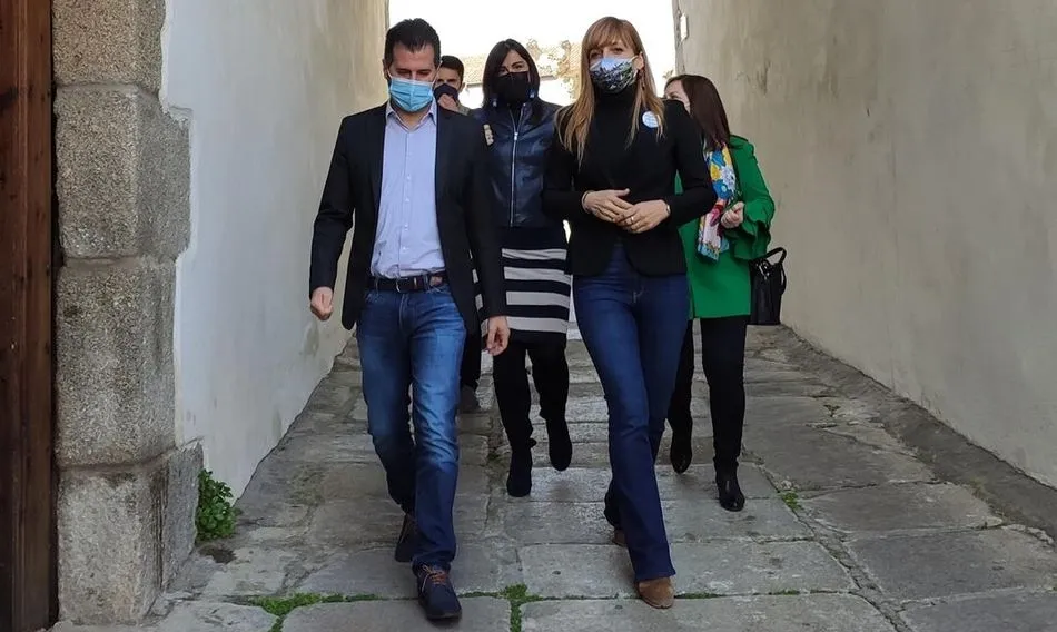 Luis Tudanca, junto a la alcaldesa de Ledesma, Patricia Martín, en su visita a esta localidad. Foto EP